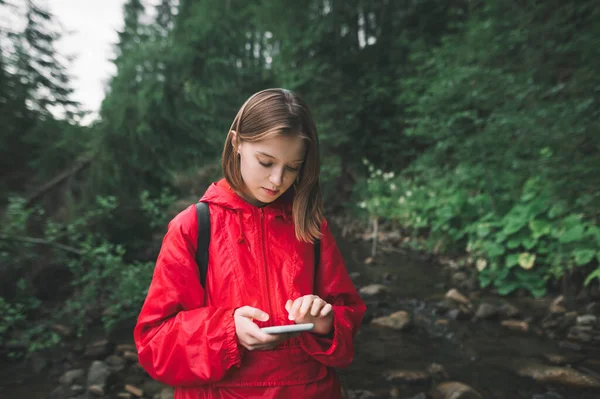 Junge Reisende Rotem Regenmantel Mit Smartphone Einem Bergwald Schöne Kaukasische — Stockfoto