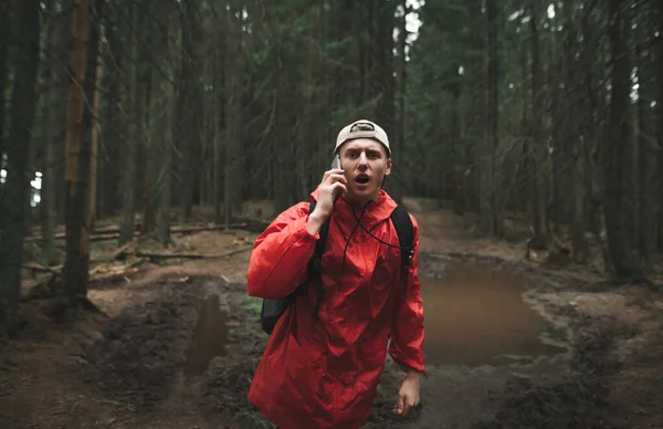 Viajante Homem Aterrorizado Está Falando Telefone Gritando Floresta Abetos Montanha — Fotografia de Stock