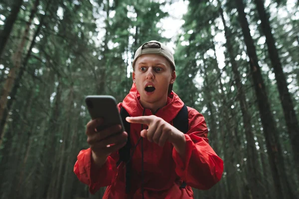 Schockierter Tourist Zeigt Mit Dem Finger Auf Ein Smartphone Fängt — Stockfoto