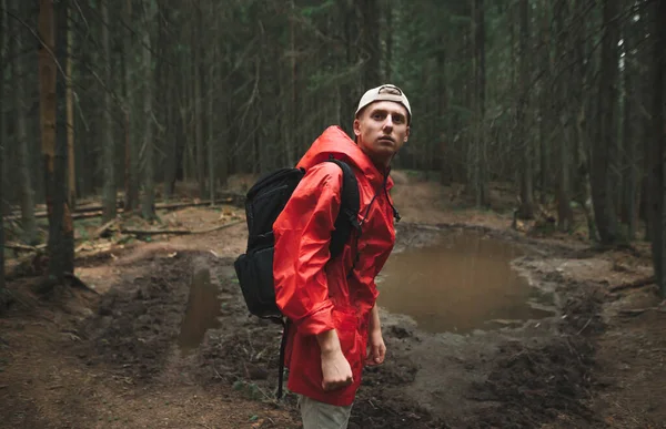 Retrato Caminante Masculino Con Una Chaqueta Roja Sintiéndose Tranquilo Relajado Imágenes De Stock Sin Royalties Gratis