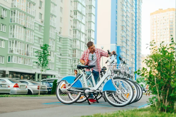 Turista Escolhe Uma Bicicleta Estacionamento Schering Homem Aluga Uma Bicicleta — Fotografia de Stock