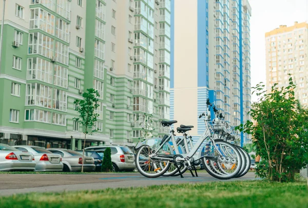 Linha Bicicletas Para Alugar Contra Pano Fundo Paisagem Urbana Conceito — Fotografia de Stock