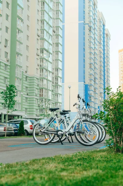 在五彩斑斓的公寓楼的背景下 有一排自行车供人共享 生态交通 自行车租赁概念 — 图库照片