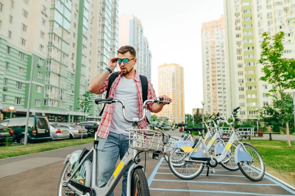 Havalı Bir Yetişkin Adam Şehirde Kiralık Bir Bisikletle Dolaşıyor Güneş — Stok fotoğraf