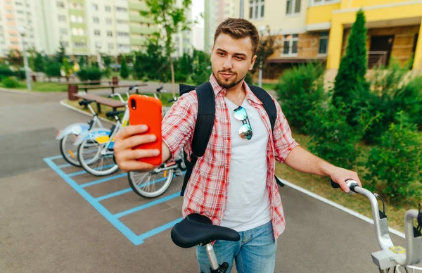 Позитивний Дорослий Чоловік Бородою Стоїть Велосипедом Вулиці Приймає Селфі Посмішкою — стокове фото