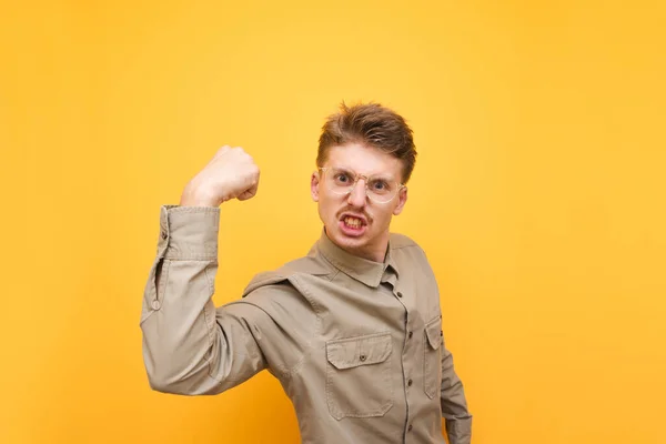 Porträtt Emotionell Ung Man Glasögon Och Skjorta Mot Gul Bakgrund — Stockfoto