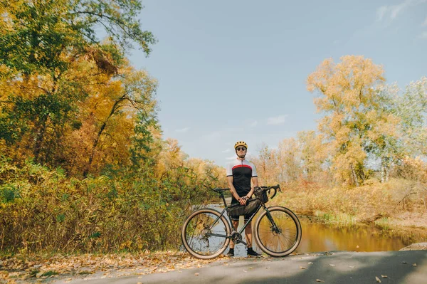 Ciclista Masculino Com Bicicleta Fundo Bela Paisagem Outono Olhando Para — Fotografia de Stock