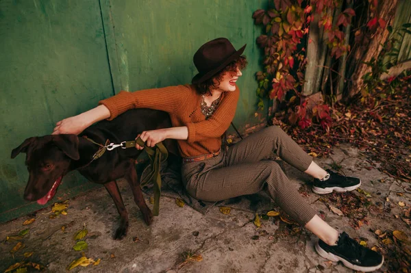 Glückliche Dame Trendigen Vintage Klamotten Sitzt Auf Dem Boden Hof — Stockfoto
