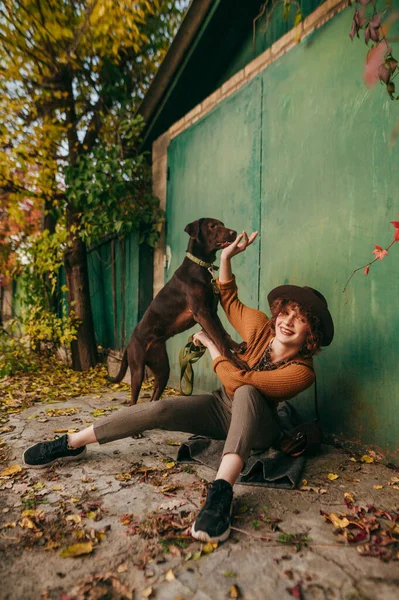 Menina Feliz Sentada Dia Outono Sob Parede Verde Casa Campo — Fotografia de Stock