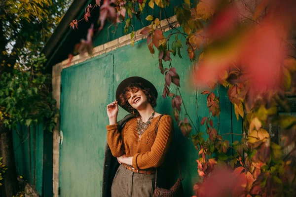 Chica Sonriente Ropa Moda Sombrero Encuentra Día Otoño Contra Fondo —  Fotos de Stock