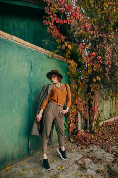 Modeporträt Einer Frau Vintage Kleidung Vor Dem Hintergrund Eines Landhauses — Stockfoto