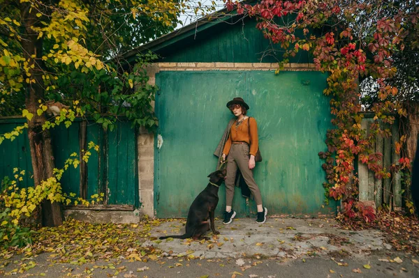 Menina Elegante Roupas Vintage Posando Com Cão Fundo Casa Campo — Fotografia de Stock