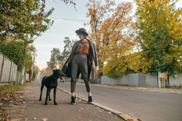Stilvolle Dame Vintage Klamotten Posiert Mit Hund Der Leine Vor — Stockfoto