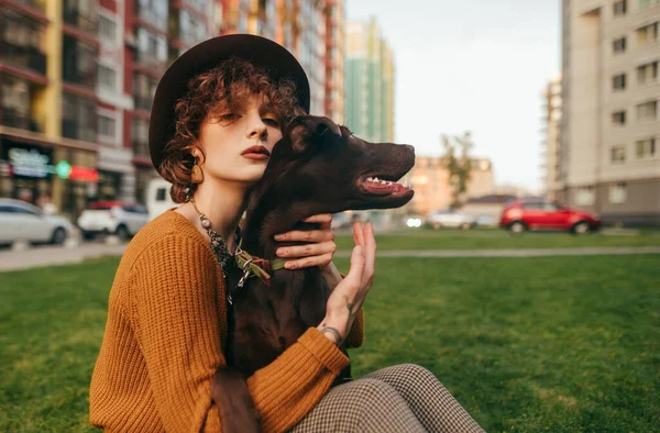 Porträtt Snygg Dam Med Lockigt Hår Och Hatt Sitter Gräsmattan — Stockfoto