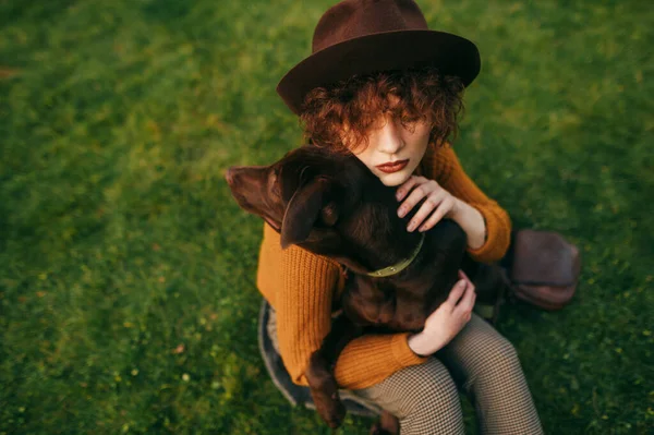 Nahaufnahme Porträt Einer Stilvollen Dame Mit Hut Und Lockigem Haar — Stockfoto