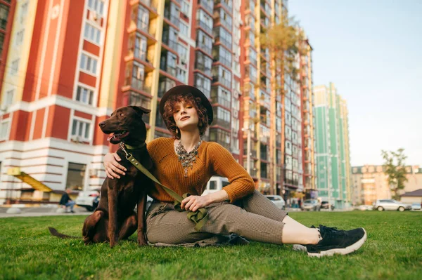Stylish Lady Trendy Vintage Clothes Sits Lawn Yard Beautiful Dog — Stock Photo, Image