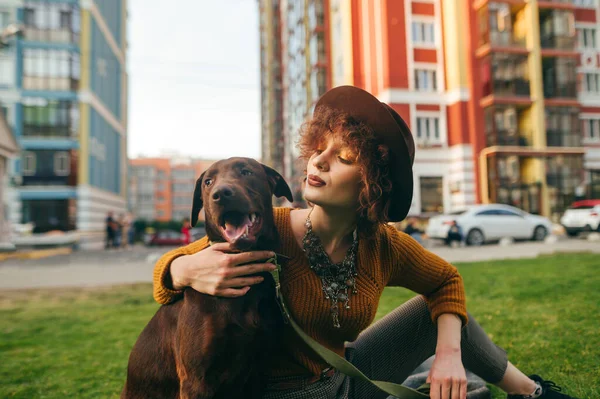 Señora Atractiva Sombrero Ropa Vintage Sienta Césped Patio Abraza Perro — Foto de Stock