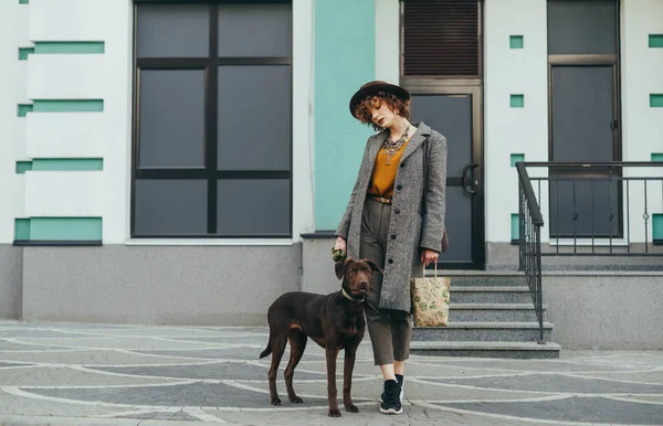 Retrato Elegante Uma Senhora Elegante Casaco Chapéu Passeio Com Animal — Fotografia de Stock