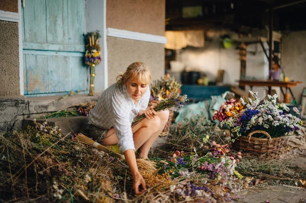 Mujer Hermosa Hace Hermoso Ramo Vacaciones Flores Secas País Floristería —  Fotos de Stock