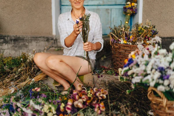 Primer Plano Foto Recortada Una Florista Femenina Sienta País Medio —  Fotos de Stock