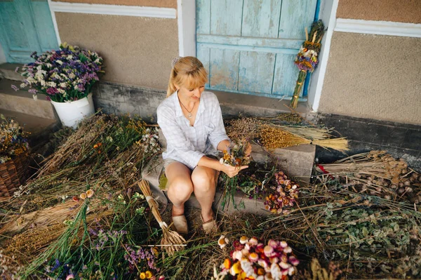 Agricultora Hace Ramos Flores Secas Cultivadas Jardín Mujer Florista Hace —  Fotos de Stock