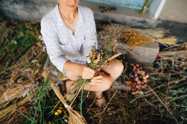 Cerrar Foto Una Composición Flores Secas Una Floristería Femenina Decorador —  Fotos de Stock