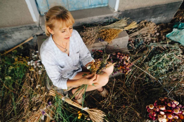 Decorador Sienta Ramo Flores Secas Hace Una Composición Con Una —  Fotos de Stock