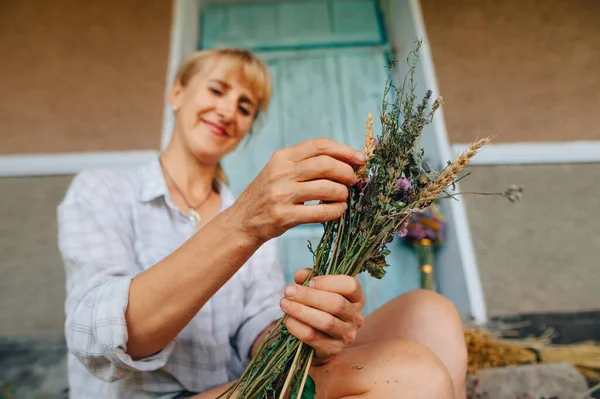 Mujer Positiva Crea Hermosos Ramos Vacaciones Flores Secas Con Una —  Fotos de Stock