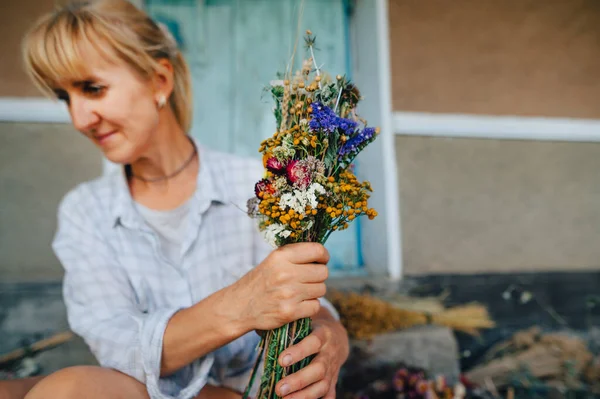 Mulher Adulta Cria Buquê Belas Flores Secas País Florista Loira — Fotografia de Stock