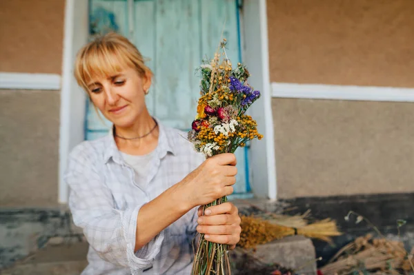 Retrato Una Hermosa Mujer Rural Con Ramo Flores Secas Sobre —  Fotos de Stock