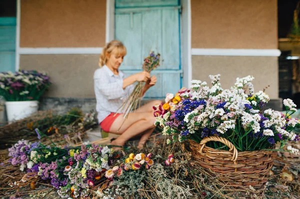 Cesta Con Flores Secas Fondo Una Florista Mujer Crea Hermosos —  Fotos de Stock