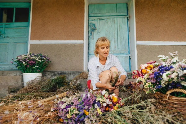 Hermosa Decoradora Femenina Adulta Crea Una Composición Flores Secas Floristería —  Fotos de Stock