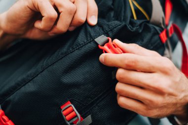 Turizm için bel çantasının yakın bir fotoğrafı, oruç tutan bir adamın eli. Reklam çantaları.