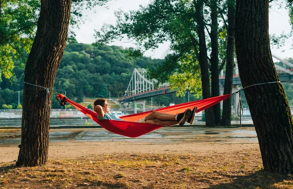 Young Man Lying Hammock River Sunset Cityscape Bridge Relaxing Hammock — Stock Photo, Image