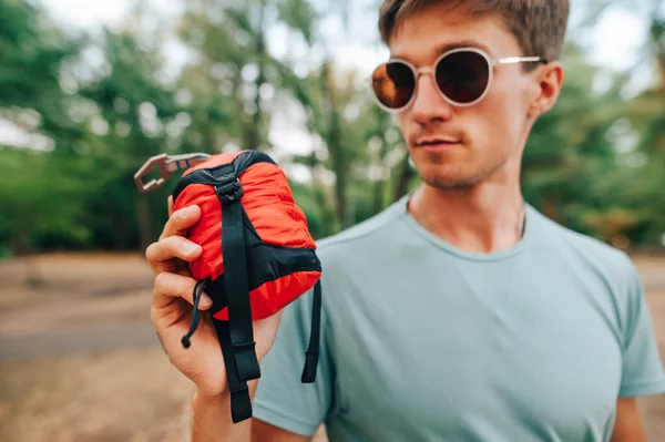 Nahaufnahme Eines Jungen Mannes Mit Sonnenbrille Der Eine Kleine Rote — Stockfoto