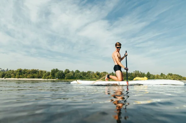 Jovem Bonito Com Torso Esportivo Calmamente Rema Uma Prancha Jantar — Fotografia de Stock