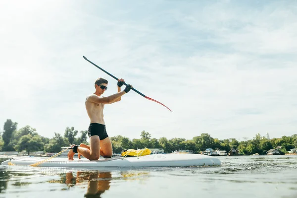 Atleta Treina Uma Prancha Jantar Nada Rio Remos Surfar Prancha — Fotografia de Stock