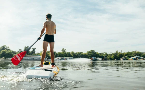 Joven Atlético Nada Largo Del Río Una Tabla Paddle Vista — Foto de Stock