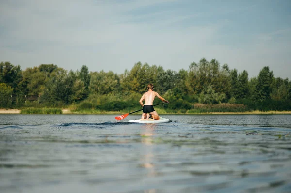 Atletisk Ung Man Simmar Längs Floden Paddelbräda Utsikt Bakifrån Idrottståg — Stockfoto