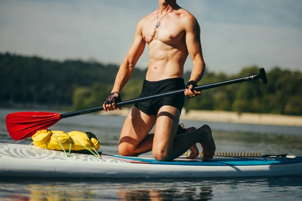 Cerrar Foto Joven Deportivo Con Torso Muscular Corriendo Tablero Sup — Foto de Stock