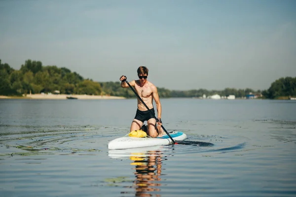 Atletico Bell Uomo Pagaia Una Tavola Sup Sul Fiume Allenamento — Foto Stock