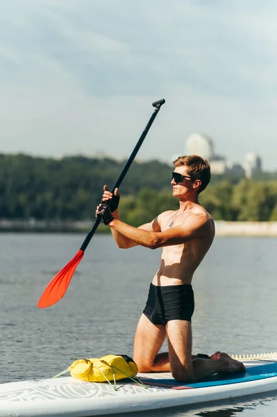 Handsome Athletic Man Muscular Torso Rests Sup Board Oar His — Stock Photo, Image