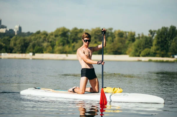 Joven Atlético Gafas Sol Dedica Terciopelo Una Tabla Sup Junto — Foto de Stock