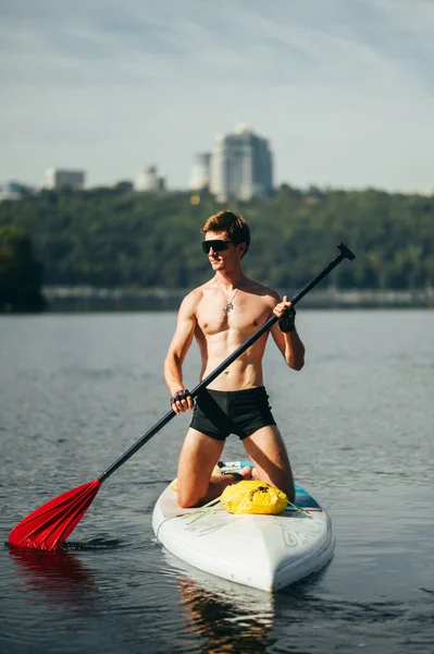 Vertikalt Atletisk Stilig Man Solglasögon Och Paddla Sup Ombord Floden — Stockfoto