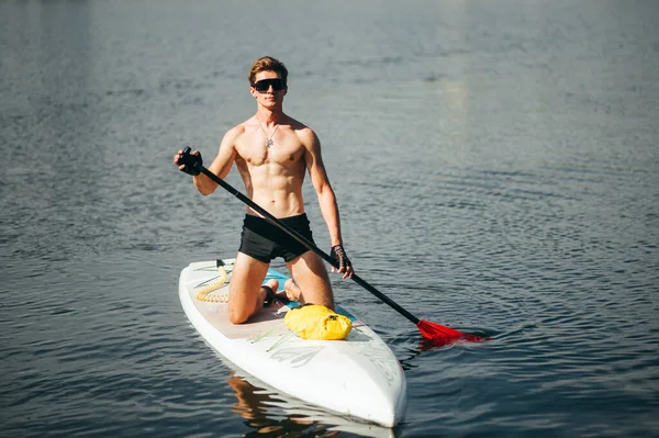 Retrato Homem Bonito Desportivo Óculos Sol Sentado Uma Tábua Remo — Fotografia de Stock