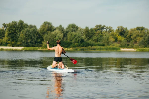 Uomo Atletico Cavalca Sul Fiume Una Pedana Vista Posteriore Ragazzo — Foto Stock