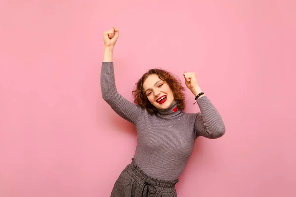 Gelukkig Meisje Grijze Trui Rood Krullend Haar Danst Een Roze — Stockfoto