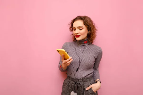 Senhora Muito Encaracolado Uma Camisola Cinza Usa Smartphone Contra Fundo — Fotografia de Stock