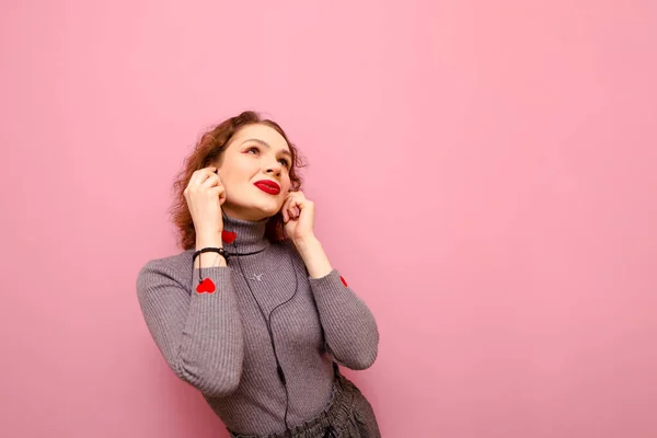 Menina Feliz Com Cabelo Encaracolado Ouve Música Fones Ouvido Com — Fotografia de Stock