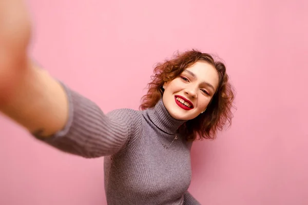 Retrato Senhora Encaracolado Sorrindo Tomando Selfie Fundo Rosa Olhando Para — Fotografia de Stock
